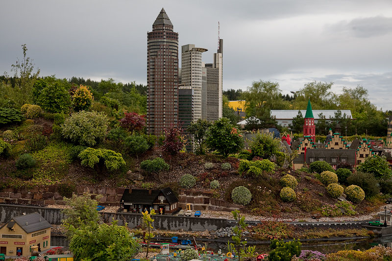 . В парке детей и взрослых ждут более 40 аттракционов, интерактивные игры, шоу и представления. Все, что компания LEGO предлагает в области игрушек и товаров для детей, находит свое отражение в новом парке в Гюнцбурге, причем на самом высоком техническом уровне.