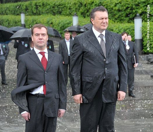 Медведев, Янукович, Венок
