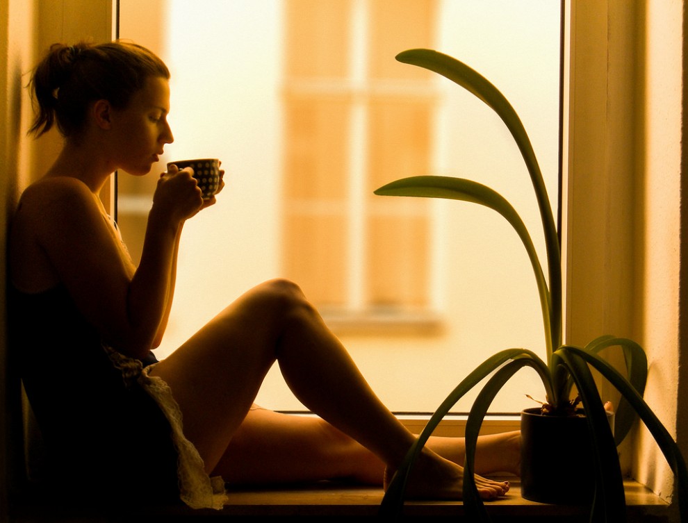 Принимайте вечером в течении. Девушка на подоконнике с кофе. Девушка на подоконнике с чашкой. Сидя на подоконнике с чашкой. Девушка с кофе у окна.