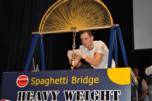 Самый прочный мост из спагетти был выбран в Канаде