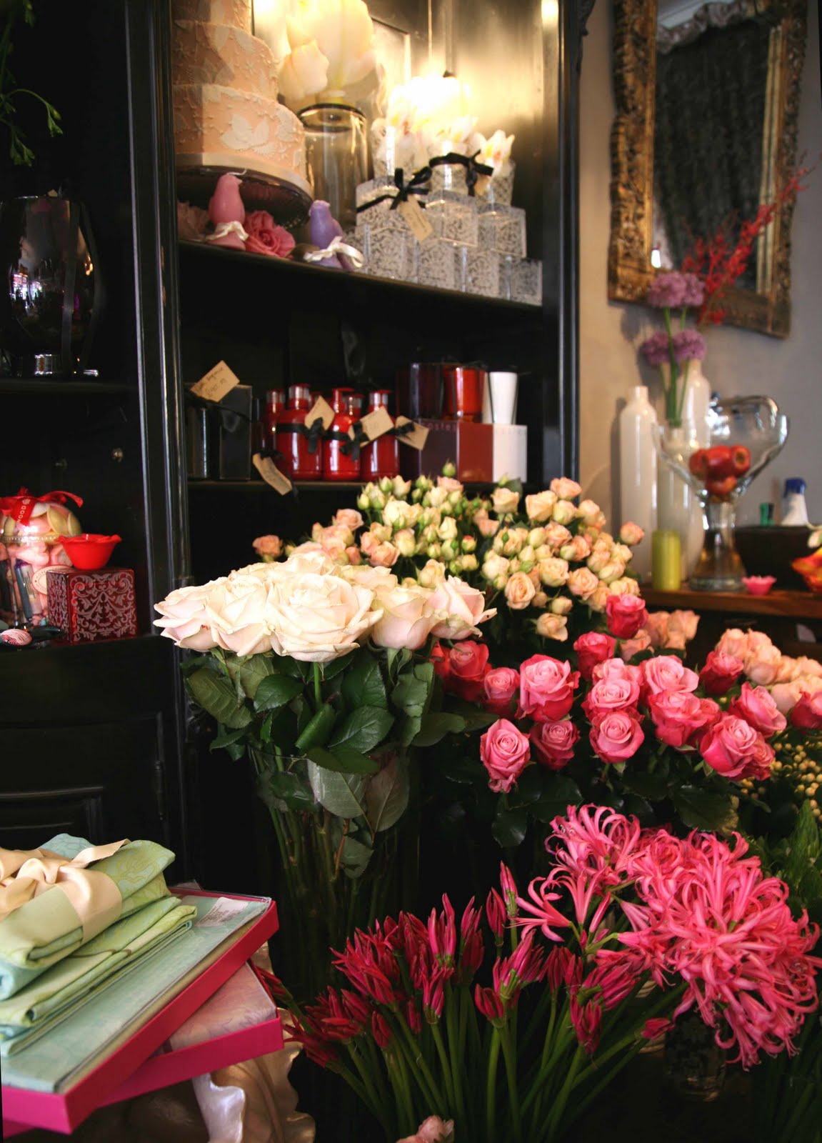 My flower shop. Интерьер цветочного магазина. Цветы в салоне. Интерьер цветочного бутика в розовых тонах. Интерьер цветочного магазина в розовом цвете.