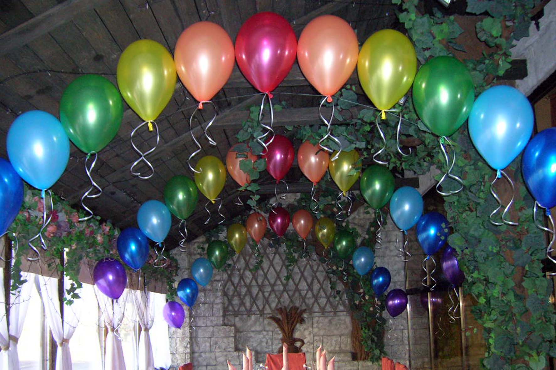 Как правильно украсить свадьбу воздушными шарами - читайте на сайте SharLux