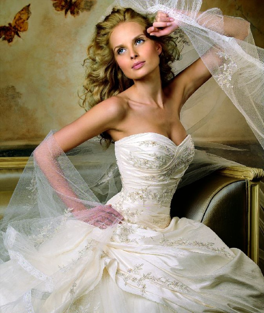Красивая русская невеста. Красивые Свадебные платья. Невесты в свадебных платьях. Девушка в свадебном платье.