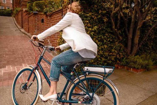 Наездница (леди на велосипеде, дама на колесах, барышня на е-байке) о весне