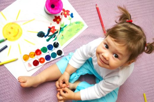 Где можно найти краски для занятий ребенка рисованием?