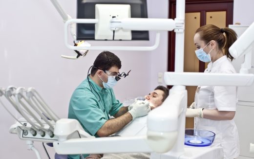 Как найти хорошую клинику для установки имплантов зубов?