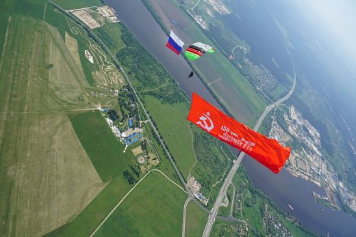 Знамя Победы площадью 375 кв. м развернули в небе парашютисты «Технодинамики»