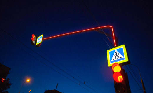 Знаки с внутренней подсветкой: обеспечение безопасности пешеходных переходов