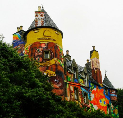 Замок, украшенный граффити