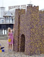 В Англии на пляже возвели замок из 90 тысяч шоколадных конфет