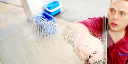 Мытье окон после зимы: услуга от «Каскад-Холдинг»