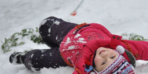 Как развлечь ребенка на улице зимой?