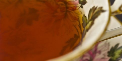 Чай проверяют горячей водой