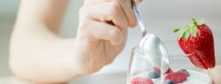 Швейцарские ученые: йогурт способствует поддержанию здоровья костей у женщин в постменопаузе