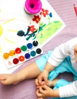 Где можно найти краски для занятий ребенка рисованием?