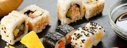 Особенности хранения суши и роллов в холодильнике: каким образом и как долго можно хранить?