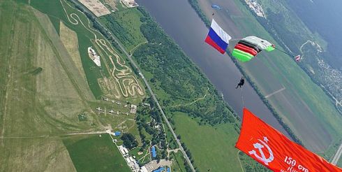 Знамя Победы площадью 375 кв. м развернули в небе парашютисты «Технодинамики»