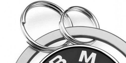 Брелки с автомобильной символикой в подарок