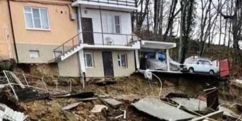 В Сочи жильцы дома, пострадавшего из-за оползня, получат новое здание благодаря застройщику.