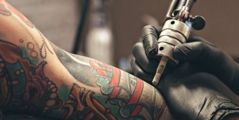 Как выбрать мастера татуировки и пирсинга: критерии качества и безопасности