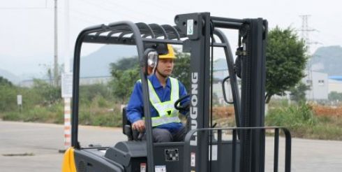 Как выбрать вилочный погрузчик под склад или производство