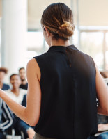 Публичное выступление без паники: чему учит командный тренинг и чего не даст индивидуальный курс