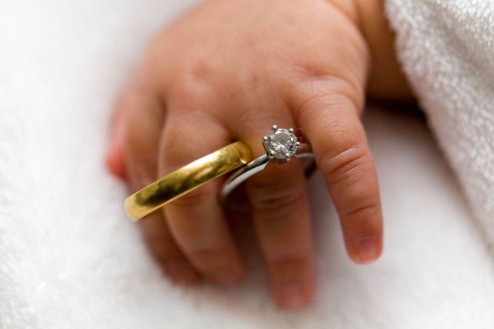 Обручальные кольца родителей на младенце