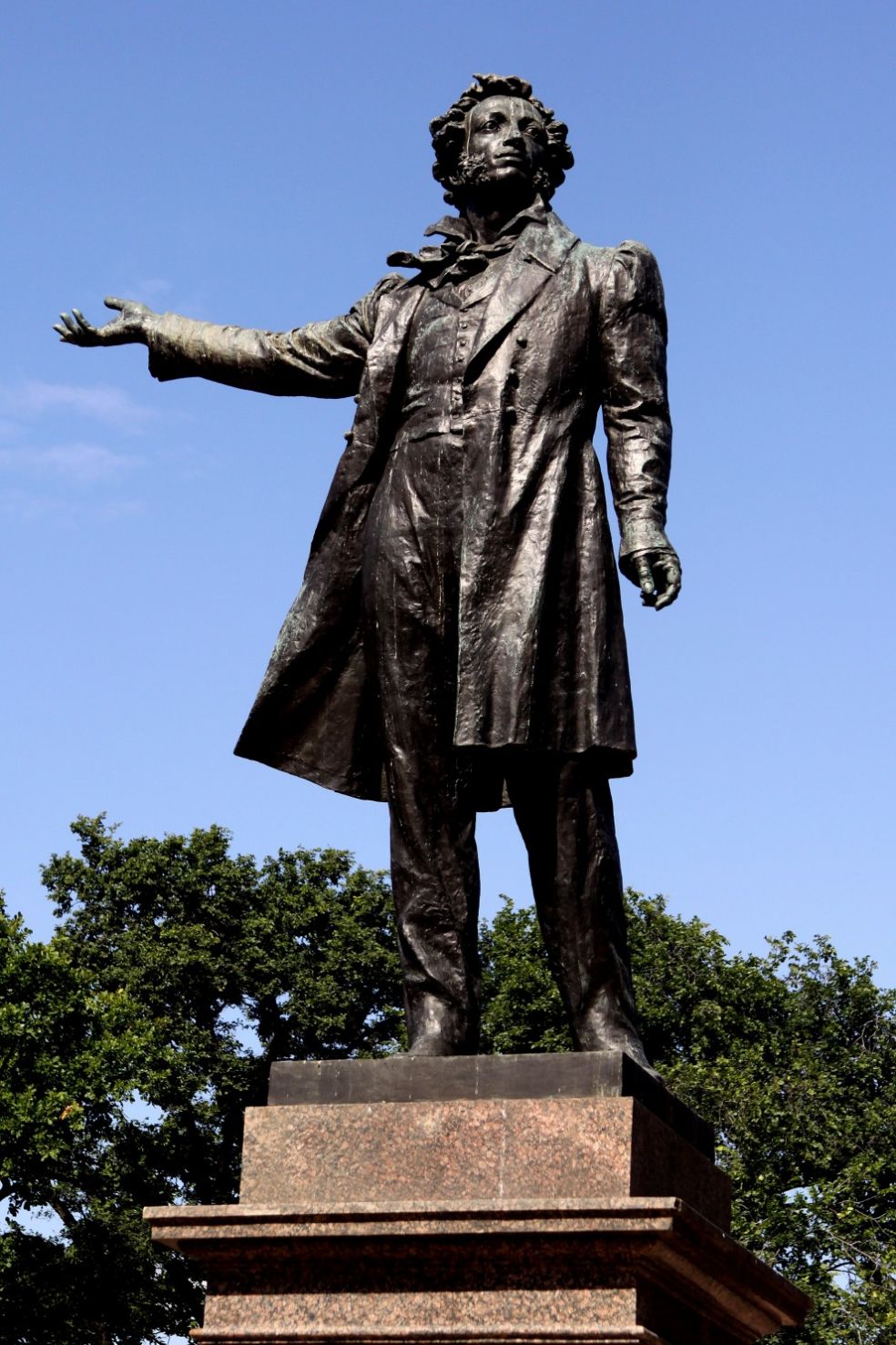 Памятник Пушкину на площади Искусств