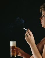 Беременные женщины курят, чтобы сберечь фигуру и закалить детей