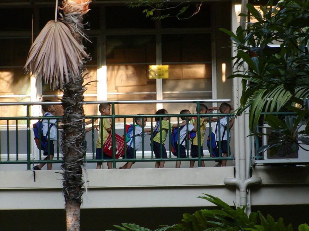 Школьники Бангкока спешат на занятия