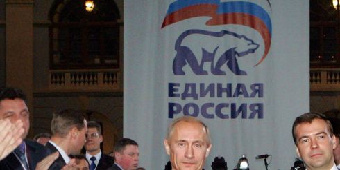 Медведев сдает пост президента Путину. Путин пост принимает