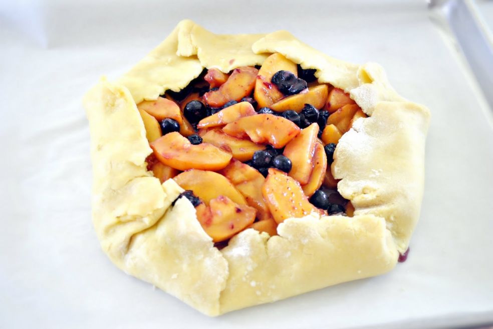 Пирог с черникой и персиками по-деревенски фото-рецепт
